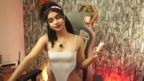 Salom independent model online show from June 26, 7:40 pm