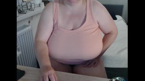 Snapshot of sweetboobs85h chatting on October 3, 7:55 pm Sweetboobs85h online show from October 3, 7:55 pm