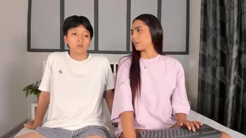 Snapshot of sweetcoupple chatting on September 23, 2:14 am Eva Short hair girl - Victoria Long red hair online show from September 23, 2:14 am