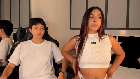 Snapshot of sweetcoupple chatting on September 24, 3:10 am Eva Short hair girl - Victoria Long red hair online show from September 24, 3:10 am