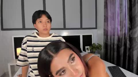 Snapshot of sweetcoupple chatting on October 13, 6:41 pm Eva Short hair girl - Victoria Long red hair online show from October 13, 6:41 pm