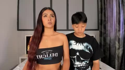 Snapshot of sweetcoupple chatting on October 30, 5:35 pm Eva Short hair girl - Victoria Long red hair online show from October 30, 5:35 pm