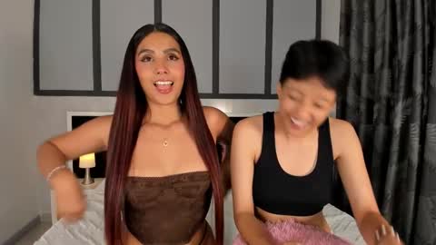 Snapshot of sweetcoupple chatting on November 19, 1:05 am Eva Short hair girl - Victoria Long red hair online show from November 19, 1:05 am