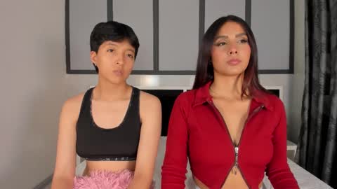 Snapshot of sweetcoupple chatting on November 27, 11:40 pm Eva Short hair girl - Victoria Long red hair online show from November 27, 11:40 pm