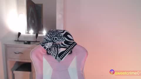       Independent model online show from October 5, 6:01 am