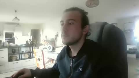 Snapshot of sweetguyss12 chatting on December 17, 1:50 pm sweetguyss12 online show from December 17, 1:50 pm