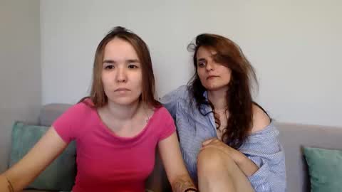 Snapshot of sweetharts69 chatting on June 4, 9:59 am Alina and Mia online show from June 4, 9:59 am