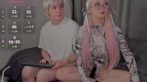 Snapshot of sweethearts_friends chatting on July 20, 6:32 pm sweethearts_friends online show from July 20, 6:32 pm