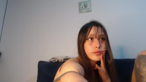Snapshot of sweethoney22_ chatting on May 6, 11:32 pm Sabrina y Eliot online show from May 6, 11:32 pm