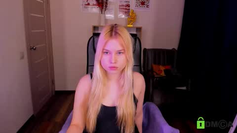 Snapshot of sweetie_mi chatting on February 12, 3:29 pm Mia online show from February 12, 3:29 pm