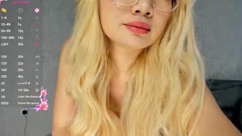Snapshot of sweetie_peach_ chatting on June 20, 7:33 am sweetie_peach_ online show from June 20, 7:33 am