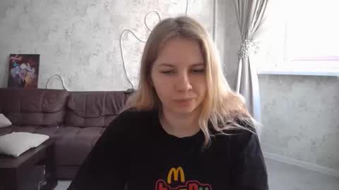 SweetieeFox online show from September 22, 7:10 am