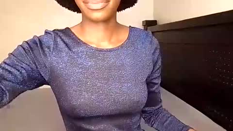 Snapshot of sweetl__ chatting on December 9, 3:54 pm Sweet Lisa online show from December 9, 3:54 pm