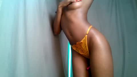 Snapshot of sweetl__ chatting on January 24, 11:12 pm Sweet Lisa online show from January 24, 11:12 pm