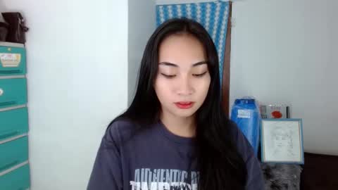 Snapshot of sweetlilly_18 chatting on December 7, 10:12 am Lilly online show from December 7, 10:12 am