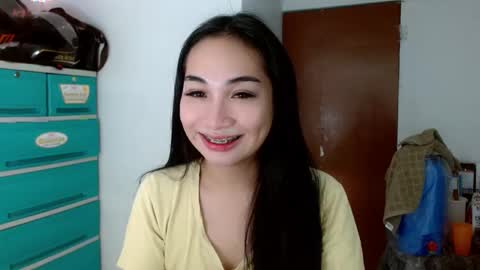 Snapshot of sweetlilly_18 chatting on December 16, 5:54 pm Lilly online show from December 16, 5:54 pm