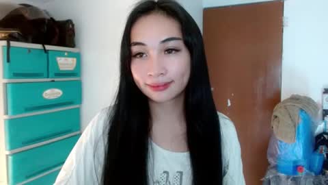 Snapshot of sweetlilly_18 chatting on December 21, 6:55 pm Lilly online show from December 21, 6:55 pm