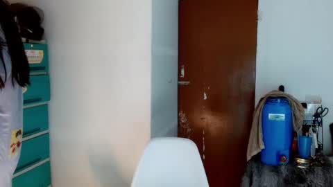 Snapshot of sweetlilly_18 chatting on January 12, 12:23 pm Lilly online show from January 12, 12:23 pm