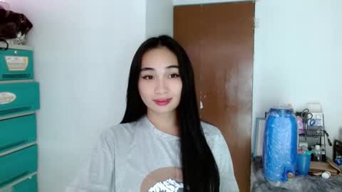 Snapshot of sweetlilly_18 chatting on January 21, 12:29 pm Lilly online show from January 21, 12:29 pm