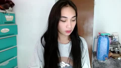 Snapshot of sweetlilly_18 chatting on January 21, 3:32 pm Lilly online show from January 21, 3:32 pm