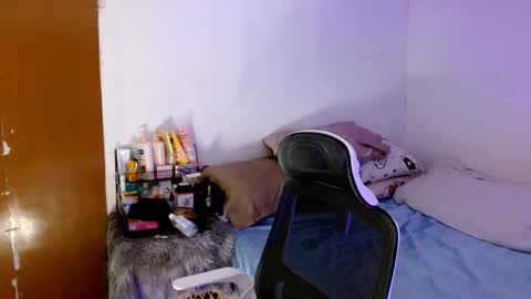 Snapshot of sweetlilly_18 chatting on October 19, 5:41 am Lilly online show from October 19, 5:41 am