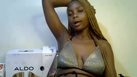 Snapshot of sweetrall chatting on April 13, 10:37 pm Lilly online show from April 13, 10:37 pm