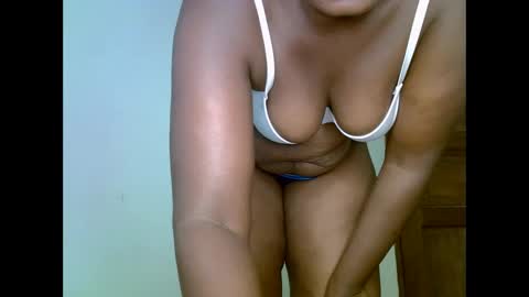 sweetrenne online show from February 15, 7:49 am