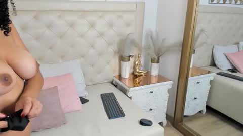 Snapshot of sweets_one chatting on November 24, 3:28 am sweets one online show from November 24, 3:28 am