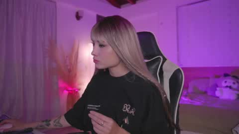 Cat independent model  online show from March 2, 7:32 am