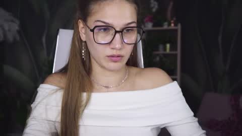 Snapshot of sweety_emilya chatting on May 19, 9:26 am Emily online show from May 19, 9:26 am