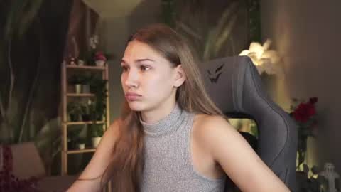Snapshot of sweety_emilya chatting on June 9, 6:36 am Emily online show from June 9, 6:36 am
