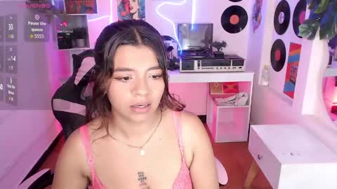 Snapshot of sweety_smilee chatting on June 8, 7:47 pm Emma online show from June 8, 7:47 pm