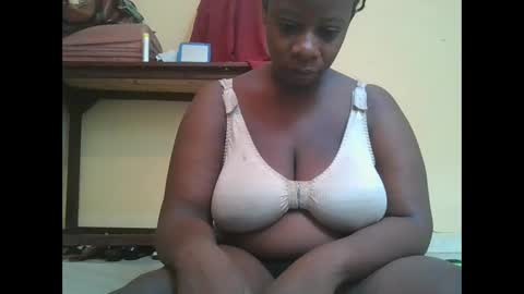 Snapshot of sweetyass25 chatting on April 13, 5:13 am sweetyass25 online show from April 13, 5:13 am
