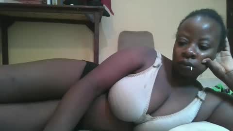 Snapshot of sweetyass25 chatting on April 17, 6:16 am sweetyass25 online show from April 17, 6:16 am