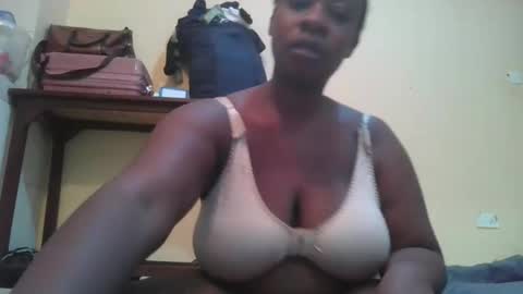 Snapshot of sweetyass25 chatting on May 19, 4:30 am sweetyass25 online show from May 19, 4:30 am