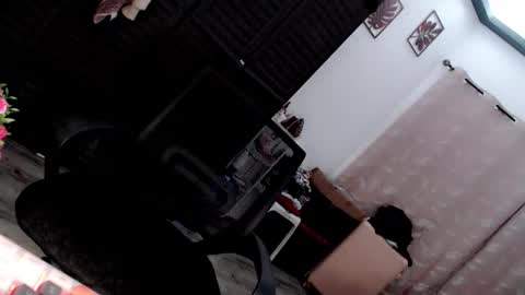 Snapshot of sweetyclairee chatting on December 2, 10:05 pm Claire Watson online show from December 2, 10:05 pm