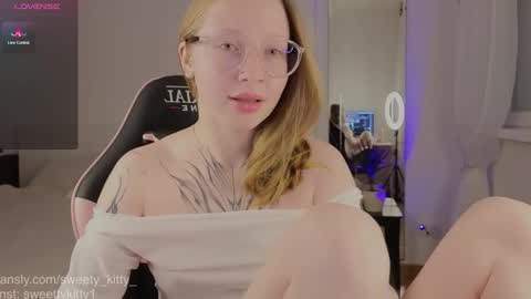 Snapshot of sweetykitty_x chatting on March 21, 4:32 pm Jenny give it a sub online show from March 21, 4:32 pm