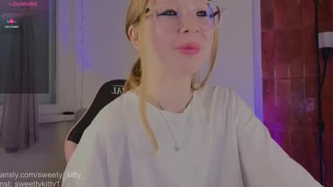 Snapshot of sweetykitty_x chatting on March 29, 2:39 pm Jenny give it a sub online show from March 29, 2:39 pm