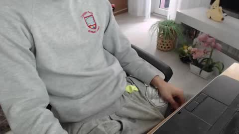 Snapshot of swetlittleboy4u chatting on September 30, 9:14 am SwetLittleBoy4u online show from September 30, 9:14 am