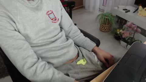 Snapshot of swetlittleboy4u chatting on October 3, 8:44 am SwetLittleBoy4u online show from October 3, 8:44 am