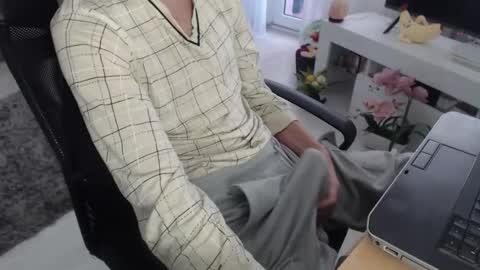 Snapshot of swetlittleboy4u chatting on November 24, 8:47 am SwetLittleBoy4u online show from November 24, 8:47 am