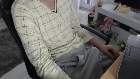 Snapshot of swetlittleboy4u chatting on November 25, 8:03 am SwetLittleBoy4u online show from November 25, 8:03 am