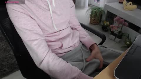 Snapshot of swetlittleboy4u chatting on December 5, 8:01 am SwetLittleBoy4u online show from December 5, 8:01 am