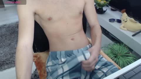 Snapshot of swetlittleboy4u chatting on April 6, 9:10 am SwetLittleBoy4u online show from April 6, 9:10 am