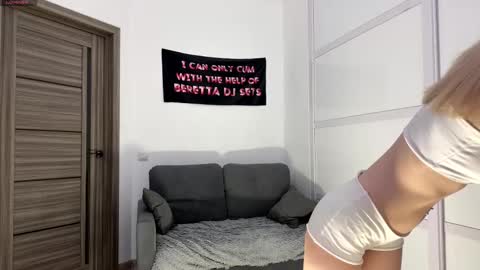 Snapshot of sydneyhackathorn chatting on February 23, 5:10 pm Mona online show from February 23, 5:10 pm