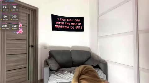 Snapshot of sydneyhackathorn chatting on February 26, 5:12 pm Mona online show from February 26, 5:12 pm