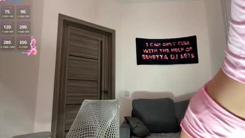 Snapshot of sydneyhackathorn chatting on March 3, 5:08 pm Mona online show from March 3, 5:08 pm