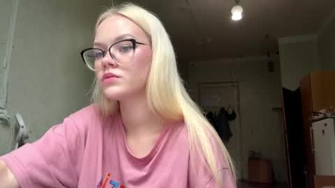 Mia online show from July 17, 11:06 am