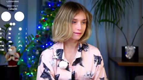 Mia online show from December 25, 7:46 am