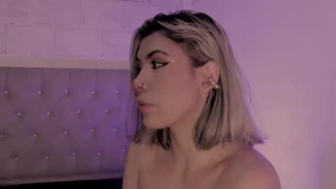 Snapshot of tamarathompsonn chatting on October 22, 1:39 am Tamara. online show from October 22, 1:39 am